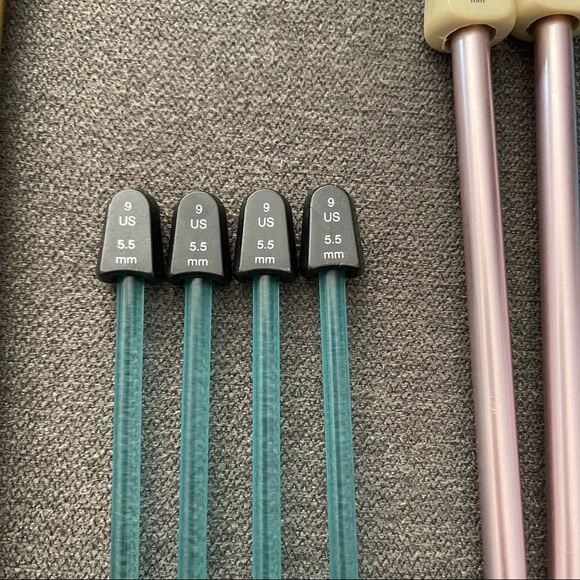 Set of knitting needles: #8, 9mm, 11, 5.5mm, 8mm, (1) #10 metal and wood. - Picture 6 of 10